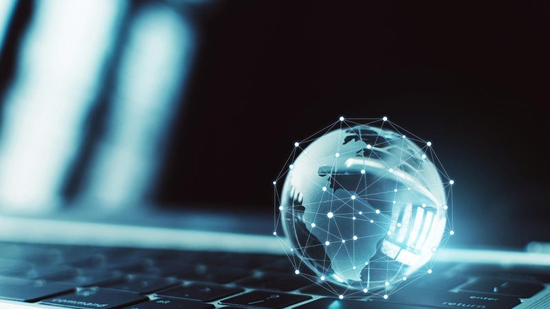 What are the key features of the Aruba 6400 switch? (Compare)